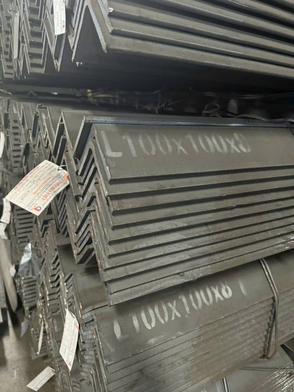 Thép hình V100